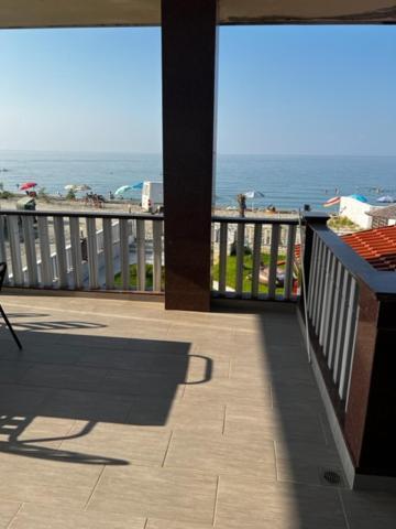 Ferienwohnung Πολυτελεισ Διαμερισμα 1Ο Οροφου 5 Μετρα Απο Την Θαλασσα Néa Meságkala Exterior foto